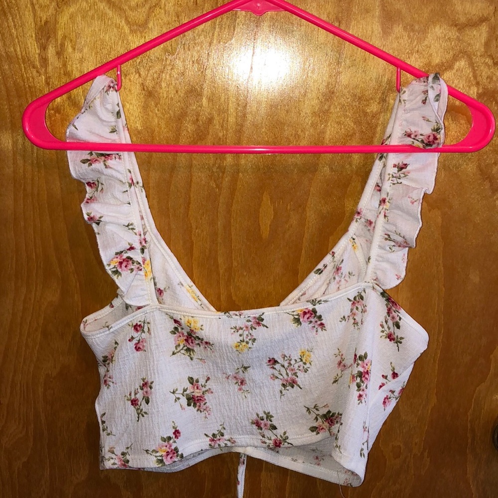 🛍 Floral Ruffle Tank 🛍 - Picture 2 of 3